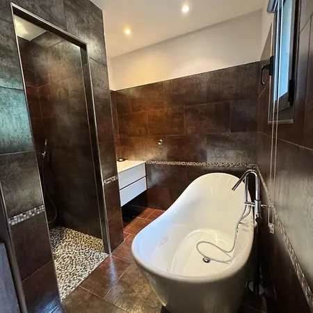 Maison, Idealement Situee Piscine A Partager *